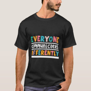 Jeder kommuniziert anders über Autismus-Bewusstsei T-Shirt