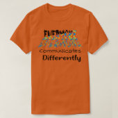 Jeder kommuniziert anders über Autismus-Bewusstsei T-Shirt (Design vorne)
