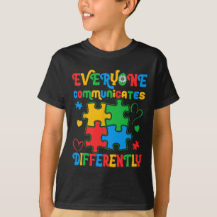 Jeder kommuniziert anders über Autismus-Bewusstsei T-Shirt