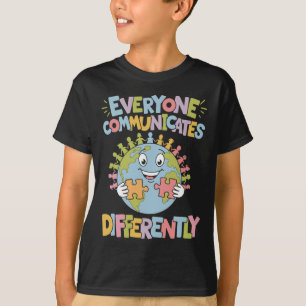 Jeder kommuniziert eine andere Sonderbildung T-Shirt