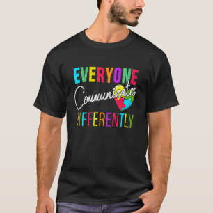 Jeder kommuniziert verschiedene Autismus Zitate SP T-Shirt
