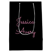 Jeder Name | Cool Editable Pink Script in Black Mittlere Geschenktüte (Rückseite)