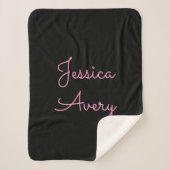Jeder Name | Cool Editable Pink Script in Black Sherpadecke (Vorderseite)
