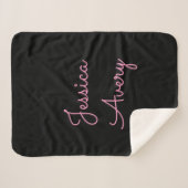 Jeder Name | Cool Editable Pink Script in Black Sherpadecke (Vorderseite (Horizontal))
