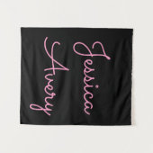 Jeder Name | Cool Editable Pink Script in Black Wandteppich (Vorderseite (Horizontal))