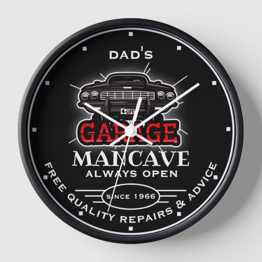 Jeder Name Garage Mancave Red Black Slogan Uhr (Vorderseite)