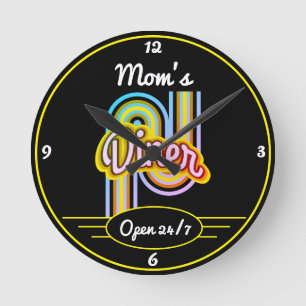 Jeder Name Open 24/7 Retro Fünfziger Farben Schwar Runde Wanduhr