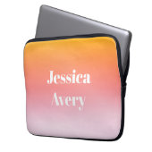 Jeder Name | Retro-Modern gestylter Text farbenfro Laptopschutzhülle (Vorderseite Links)