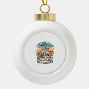 Jeder Snack, den du machst Hund Weihnachtsmann Hut Keramik Kugel-Ornament