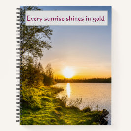 Jeder Sonnenaufgang strahlt in Gold am Seeufer  Notizblock