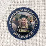Jeder Text Abschluss Foto Glückwünsche Navy Blue G Button<br><div class="desc">Sprechen Sie mit Glückwunsch und zeigen Sie Ihren Stolz auf den Absolvent mit coolen personalisierten Foto-Buttons / Abzeichen. (IMAGE PLACEMENT TIP: Eine einfache Möglichkeit, ein Foto genau so zu zentrieren, wie Sie es gewollt haben, ist es, es einzuschneiden, bevor Sie es auf die Zazzle-Website hochladen.) Der gesamte Text ist einfach...</div>