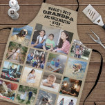 Jeder Text Foto Collage Beste Opa je Khaki Schürze<br><div class="desc">Feiern Sie die schlichten Freuden von Familie und Kindern mit einem eleganten Foto Collage Khaki und schwarze Schürze. Bilder und Text sind einfach zu verändern. Zitat, das lautet "Weltbeste Opa und Grillmeister je Osten. 20YY" kann Enkel-Namen enthalten und für Papa, Pop-Pop, Paw-Pfow, Grandad, Grampa, Big Daddy usw. personalisiert sein (IMAGE...</div>