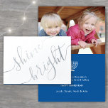 Jeder Text Hanukkah Simple Shine Bright Silver Rea Folienkarte<br><div class="desc">Wünschen Sie Familie und Freunde die einfachen Geschenke von Licht und Liebe für die Hanukah mit dieser eleganten silber echten Folie gefaltet Karte. Alle Texte auf dieser Vorlage (einschließlich "Shine Bright" auf der Vorderseite) sind einfach zu anpassen, um jede Formulierung. Das blaue, weiße und silberne Design mit handgeschriebenen Schriftzeichen, moderner...</div>