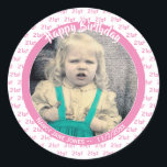 Jedes Alter und Foto: Geburtstagsnummernmuster ros Runder Aufkleber<br><div class="desc">Ändern Sie mithilfe der Vorlagen das Altersnummernmuster, den Namen und das Datum, um mit dem Ereignis übereinzustimmen. Es gibt auch eine Fotovorlage, um es einfach zu machen, Ihr Bild hinzuzufügen. Das Beispielbild ist ein alter Snapshot, der mit 300 Pixeln pro Zoll gescannt wird. Dieses Design wird mit einer beliebigen Altersnummer...</div>