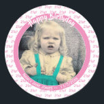 Jedes Alter und Foto: Geburtstagsnummernmuster ros Runder Aufkleber<br><div class="desc">Ändern Sie mithilfe der Vorlagen das Altersnummernmuster, den Namen und das Datum, um mit dem Ereignis übereinzustimmen. Es gibt auch eine Fotovorlage, um es einfach zu machen, Ihr Bild hinzuzufügen. Das Beispielbild ist ein alter Snapshot, der mit 300 Pixeln pro Zoll gescannt wird. Dieses Design wird mit einer beliebigen Altersnummer...</div>