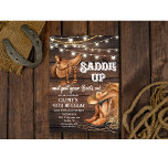 JEDES ALTER - Westliche Einladung zusammentragen<br><div class="desc">Saddle Up Cowboy Boots Hay Western Party Wild West Country Birthday Party String Lights Wood Rustic Cheers und Bier Einladung</div>