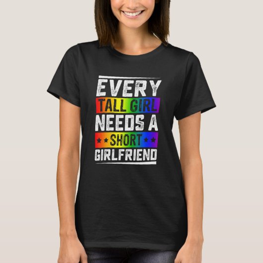 Jedes große Mädchen braucht ein Kurzes Girlfriend  T-Shirt (Vorderseite)