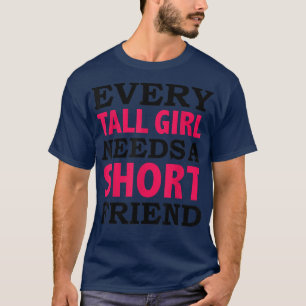 Jedes große Mädchen braucht einen Kurzen Freund T-Shirt