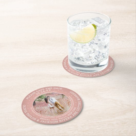 Jedes Hochzeitsschreiben speichert das Foto Datum Runder Pappuntersetzer (Vor Ort)