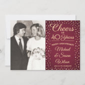 JEDES Jubiläum 2 Foto Cheers Burgundy Gold Party Einladung (Vorderseite)