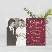 JEDES Jubiläum 2 Foto Cheers Burgundy Gold Party Einladung (Stehend Vorderseite)