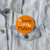 Jedes Kind spielt eine Rolle, orange am Tag Button (Beispiel)