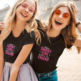 Jedes Kurze Mädchen braucht einen großen Freund T-Shirt