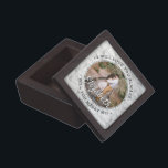 Jedes Textheiratsangebot Foto heiraten mich magnet Kiste<br><div class="desc">Machen Sie Ihr Heiratsangebot unvergesslich und romantisch mit einer individuellen Foto Verlobung Ring Geschenkboxen mit Magnetdeckel. Bild, Zitat und "Heiraten Sie mir?" - die Formulierung ist einfach zu personalisieren. (BILDPLACEMENT-TIPP: Um das Foto genau so zu zentrieren, wie Sie gewollt haben, schneiden Sie es quadratisch an, bevor Sie es auf die...</div>