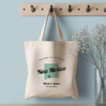 Jegliche Farbe New Mexico Wedding Welcome Bag, Tragetasche<br><div class="desc">Hochzeitswochenende Begrüßungsgeschenktasche für Gäste aus der Stadt zu Ihrer Hochzeit, mit Bild von New Mexico. Sie können die Farben für jeden Teil dieses Designs bearbeiten und das Herz an den Ort Ihrer Hochzeit bringen. Klicken Sie zum Ändern der Farben auf Personalisieren und dann auf "Bearbeiten mit dem Entwurfstool". Wählen Sie...</div>