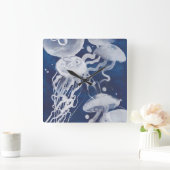 Jellyfish on Navy Background Quadratische Wanduhr (Zuhause)