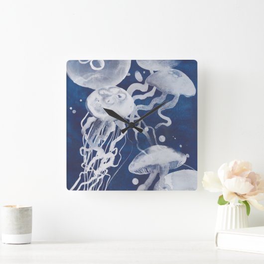 Jellyfish on Navy Background Quadratische Wanduhr (Zuhause)