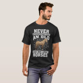 jemals einen alten Mann unterschätzen, der Pferde  T-Shirt (Vorne ganz)