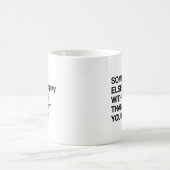 JEMAND ANDERE IST GLÜCKLICH MIT WENIGER ALS DEM, W KAFFEETASSE (Mittel)