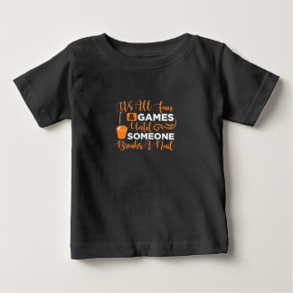 Jemand bricht einen Nagel Baby T-shirt