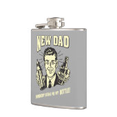 Jemand bringt mir meine Flasche Flachmann (Links)