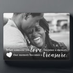 Jemand, den Sie Liebe Zitat | FOTO Fotoplatte<br><div class="desc">Sweet Liebe Foto-Plakette mit einem Foto Ihres Lieben,  und das süße Sprichwort "wenn jemand,  den Sie Liebe wird eine Erinnerung,  diese Erinnerung wird ein Schatz".</div>