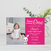 Jemand dreht ein rosa Foto 1. Geburtstag Einladung (Stehend Vorderseite)