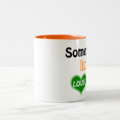 Jemand in Indien Lieben mir Zweifarbige Tasse (Mittel)