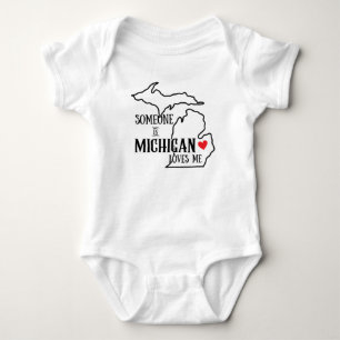 Jemand in Michigan liebt mich Baby Strampler