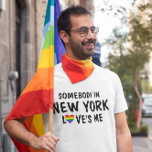 Jemand in New York Lieben Me Shirt<br><div class="desc">Feiern des New Yorker Gesetzes zur Homosexuellenehe. Sie können den Namen des Staat ändern und bei Bedarf die Größe des Schriftartes erhöhen oder verringern. Das Regenbogenfahn-Herz kann auch verschoben werden,  wenn nötig ...  wählen Sie einfach die "Anpassen es" Funktion.</div>