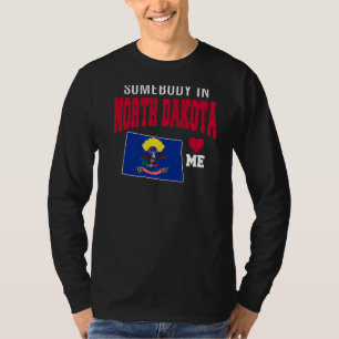 Jemand in Nord-Dakota Lieben mich und Staatsflagge T-Shirt