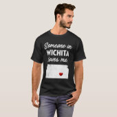Jemand in Wichita Lieben Me Wichita Kansas T - Shi T-Shirt (Vorne ganz)
