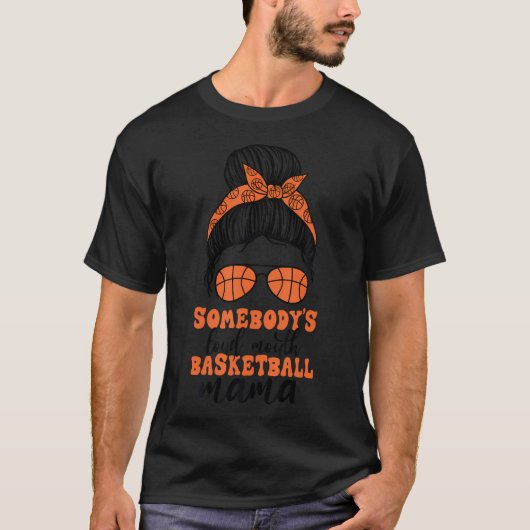 Jemand ist Loud Mouth Basketball Mama Messy Bun Mo T-Shirt (Vorderseite)