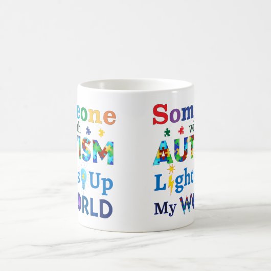 Jemand mit AUTISM leuchtet meine Welt auf Kaffeetasse (Mittel)