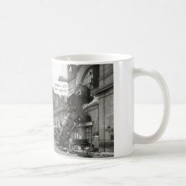 Jemand ruft den technischen Support-Zug Wreck an Kaffeetasse
