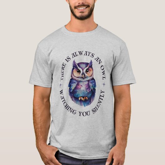 🦉 "Jemand schaut immer in Stille" T-Shirt (Vorderseite)
