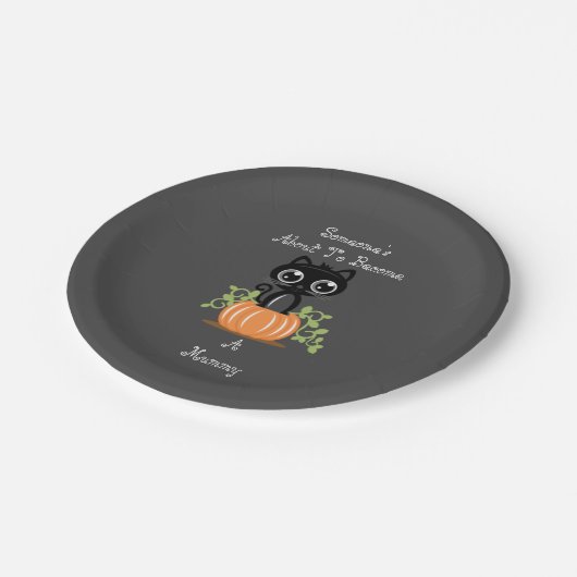 Jemand ungefähr, zum eine Mama-Teller zu werden Pappteller (Schrägansicht)