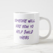 jemand wird Sie einstellen, um beim Bau ihrer Jumbo-Tasse (Rechts)