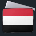 Jemen-Flagge Laptopschutzhülle<br><div class="desc">Dieses Design zeigt die Nationalflagge des Jemen (offiziell als Republik Jemen bekannt), das ein Land am südlichen Ende der Arabischen Halbinsel in Western Asien ist. Der Jemen grenzt im Norden an Saudi-Arabien, im Westen an das Rote Meer, im Süden an den Golf von Aden und am Kanal von Guardafui und...</div>