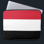 Jemen-Flagge Laptopschutzhülle<br><div class="desc">Die Jemen-Flagge ist ein horizontales Triband. Die verwendeten Farben in der Flagge sind rot,  weiß,  schwarz. Der Anteil der Jemen-Flagge beträgt 2:3. Die Flagge des Jemen wurde 1990 adoptiert. Die erste Verwendung des aktuellen Flaggendesigns erfolgte 1990.</div>